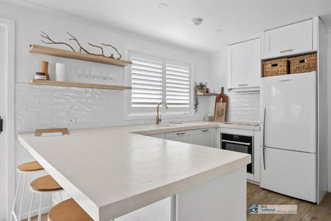 Castaway, Cowes Beach House - Hobart Tourism 2