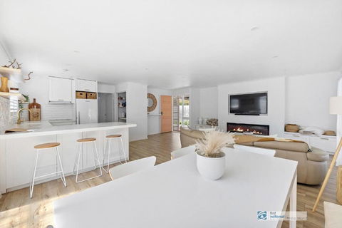 Castaway, Cowes Beach House - Hobart Tourism 3