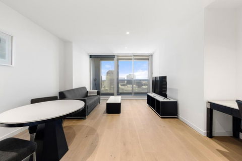 Central 2 Bedroom Apartment Melbourne With Parking - Hobart Tourism 4