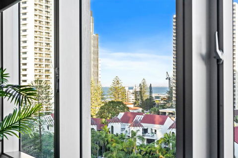 Central Surfers Paradise Family Retreat - Hobart Tourism 4