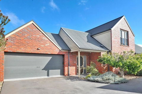 Central Villa/Two King Beds/Disabled/Family/Pets - Hobart Tourism 0