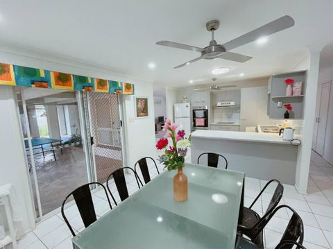 Cheerful 5 Bedroom Holiday Destination - Hobart Tourism 1