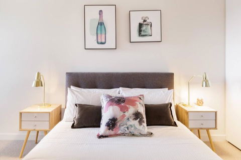 Chasing Skylines - Chic & Contemporary Living - Hobart Tourism 0