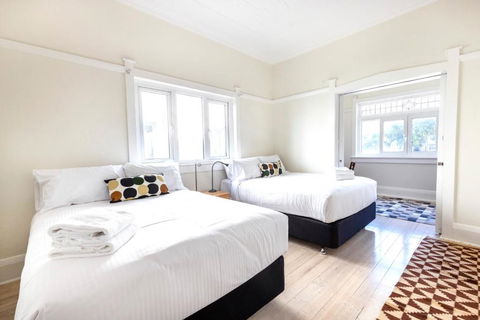 Chic Bondi Beach Pad - Hobart Tourism 3