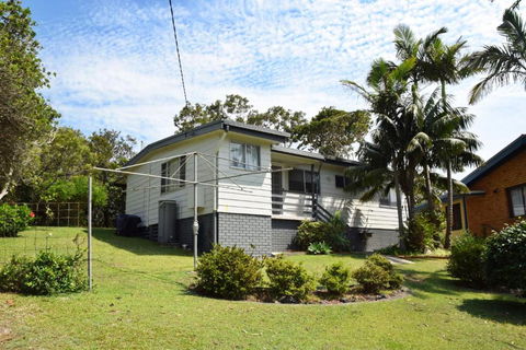 Chriscliffs Hat Head - Bring Your Own Linen - Hobart Tourism 0