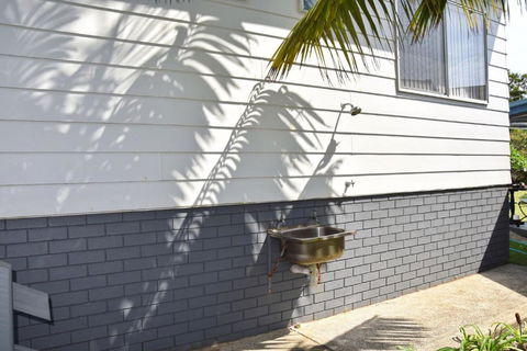 Chriscliffs Hat Head - Bring Your Own Linen - Hobart Tourism 1