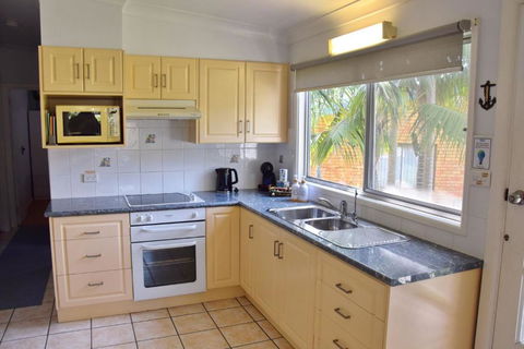 Chriscliffs Hat Head - Bring Your Own Linen - Hobart Tourism 3