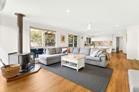 Churchill House - Hobart Tourism 0