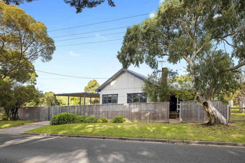 Coastal Charm Dog Friendly Home By Custom Bnb Hosting - Hobart Tourism 3