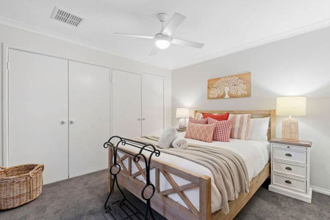 Coastal Retreat Modern Home In Scarborough - Hobart Tourism 3