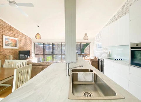 Coconuts - 3 Bedroom 3 Bathroom Townhouse With Tennis Court - Hobart Tourism 4