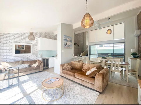Coconuts - 3 Bedroom 3 Bathroom Townhouse With Tennis Court - Hobart Tourism 2