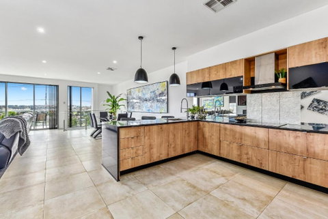 CONROE EXECUTIVE TOWNHOUSE - MODERN & STYLISH - Tourism TAS 1