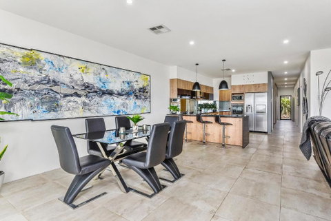 CONROE EXECUTIVE TOWNHOUSE - MODERN & STYLISH - Tourism TAS 2
