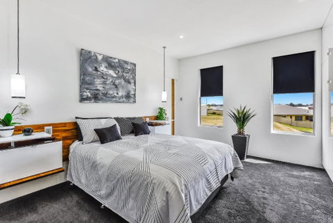CONROE EXECUTIVE TOWNHOUSE - MODERN & STYLISH - Tourism TAS 3