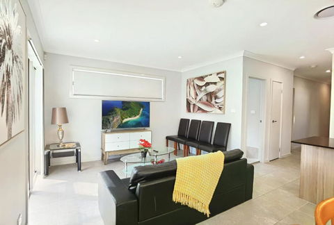 Delightful 2-level Home In Bardia - Hobart Tourism 2