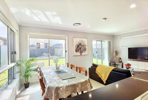 Delightful 2-level Home In Bardia - Hobart Tourism 0