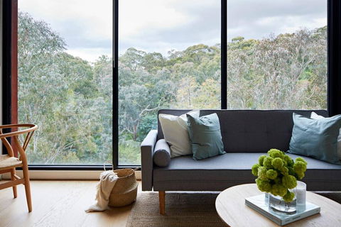 2BR Apt With Yarra River Views & Parking - Tourism TAS 1
