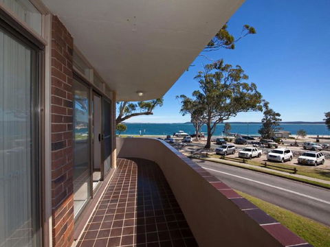 3 'COLUMBIA', 12 COLUMBIA CLOSE - LARGE UNIT WITH FANTASTIC WATER VIEWS - Hobart Tourism 1