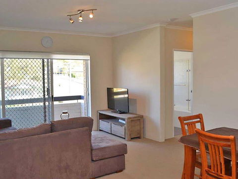 3 'Silvana Court', 26 Ajax Avenue - Neat Unit With Air Conditioning - Hobart Tourism 1