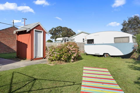 4 MONTROSE AVE - Retro Home In The Heart Of Town - Hobart Tourism 3