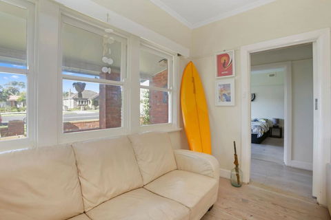4 MONTROSE AVE - Retro Home In The Heart Of Town - Hobart Tourism 1
