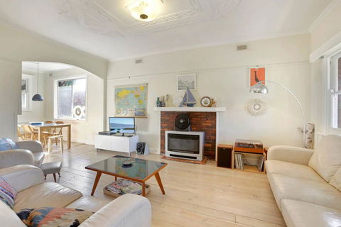 4 MONTROSE AVE - Retro Home In The Heart Of Town - Hobart Tourism 0