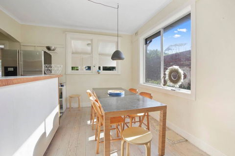 4 MONTROSE AVE - Retro Home In The Heart Of Town - Hobart Tourism 2