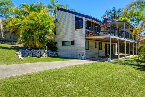 40 Rumbalara Avenue - Rainbow Beach, Entertain On The Spacious Verandah Overlooking Beautiful Rainbow Beach - Hobart Tourism 0
