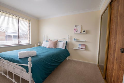 42 Rosemary Lane - Central Orange - Spacious Family Home - Quiet Lane - Hobart Tourism 2