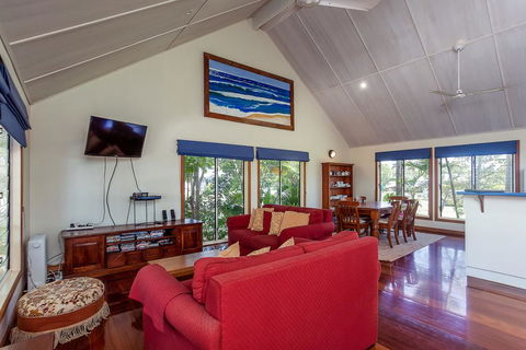 6 Ilmenite Avenue - Coastal Beach Shack Within Walking Distance To Patrolled Beach And CBD, - Hobart Tourism 0