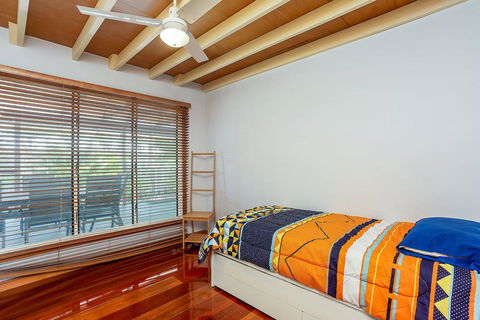 6 Ilmenite Avenue - Coastal Beach Shack Within Walking Distance To Patrolled Beach And CBD, - Hobart Tourism 2