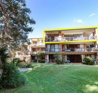 68 'Bay Parklands'  2 Gowrie Ave - aircon pool tennis court communal spa