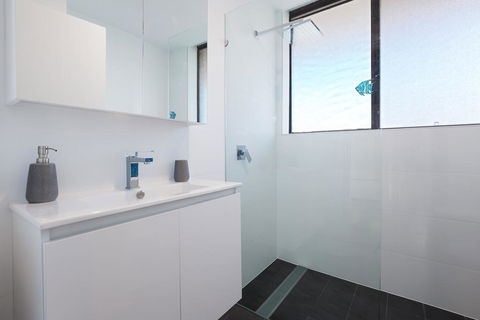 7 'BELLEVUE' 4 DONALD STREET - RENOVATED UNIT WITH AIR CON, VIEWS & CENTRAL TO CBD - Hobart Tourism 3
