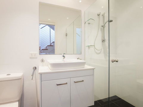 7 Judith Street - Stunning Duplex With Ducted Air - Hobart Tourism 3