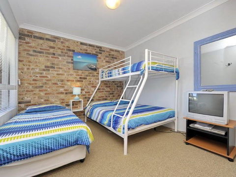 73 'Bay Parklands', 2 Gowrie Avenue - Solar Heated Pool, Spa, Tennis Court & Views - Hobart Tourism 1