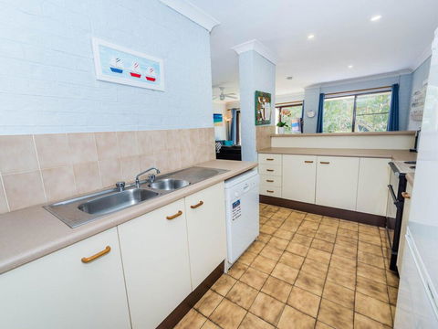73 'Bay Parklands', 2 Gowrie Avenue - Solar Heated Pool, Spa, Tennis Court & Views - Hobart Tourism 2