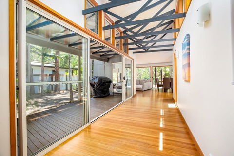 8 Satinwood Drive - Rainbow Shores, Architecturally Designed, Pool, Walk To Beach - Hobart Tourism 1