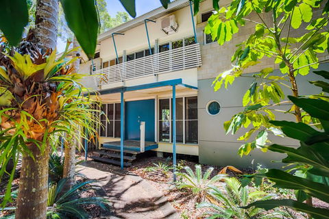 8 Satinwood Drive - Rainbow Shores, Architecturally Designed, Pool, Walk To Beach - Hobart Tourism 3