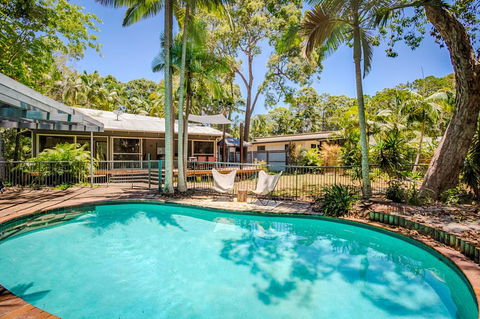 8 Satinwood Drive - Rainbow Shores, Architecturally Designed, Pool, Walk To Beach - Hobart Tourism 0