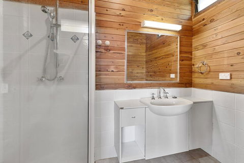 8 Yarrong Road - Hobart Tourism 3