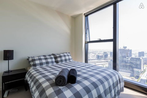 A Cozy CBD Suite With Spectacular City Views - Tourism TAS 1
