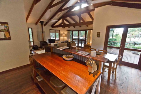 A Grape Escape - Tourism TAS 0