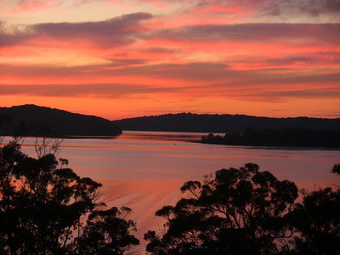 A Lakehouse Escape - Hobart Tourism 0