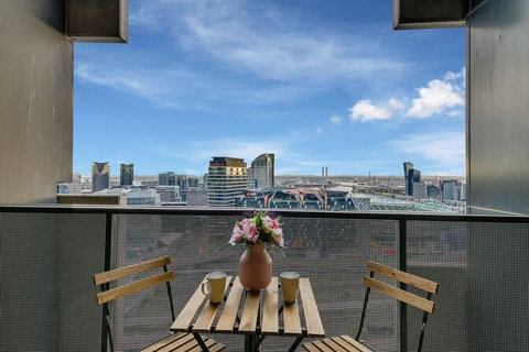 A Modern 2BR CBD Apt, City Views, FREE Parking - Tourism TAS 1