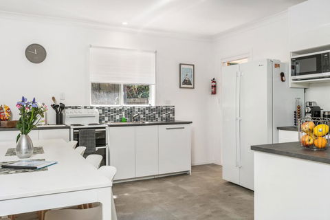 A SWEET ESCAPE - Carefree Beach Home - Hobart Tourism 1