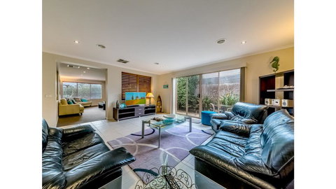 A TOUCH OF CLASS - PET FRIENDLY (OUTSIDE ONLY) - Tourism TAS 1