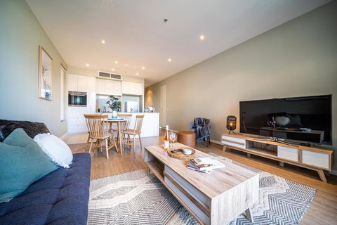 Above The Square On Hindmarsh-Pool - Gym - Carpark - Tourism TAS 1