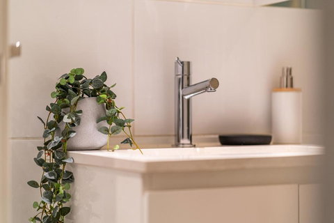 Above The Square On Hindmarsh-Pool - Gym - Carpark - Tourism TAS 3