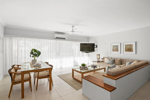 Absolute Beachfront Apt. In Alamanda Beachfront Resort (14) - Hobart Tourism 2
